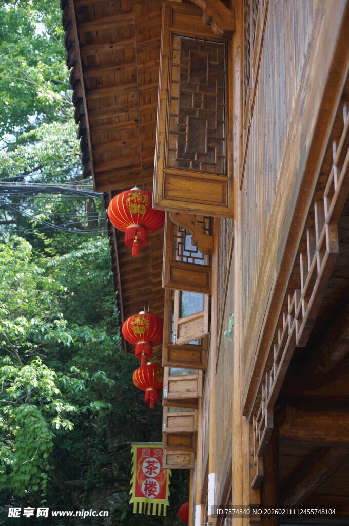 古雅木屋挂红灯笼