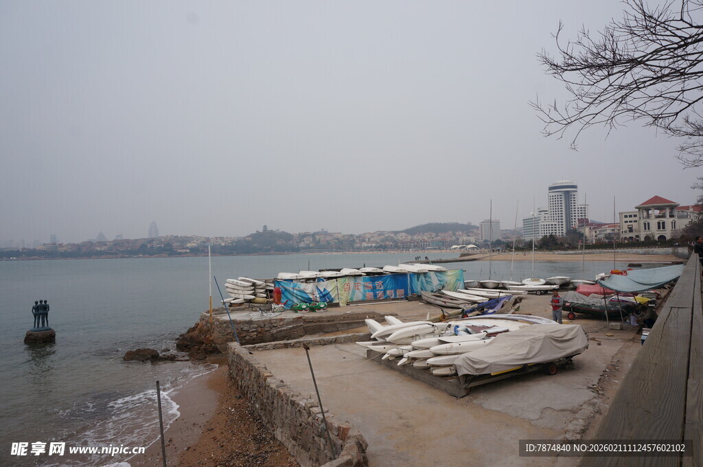 海滨停靠的多彩船只景观