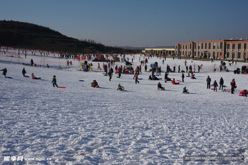 雪地欢乐人群