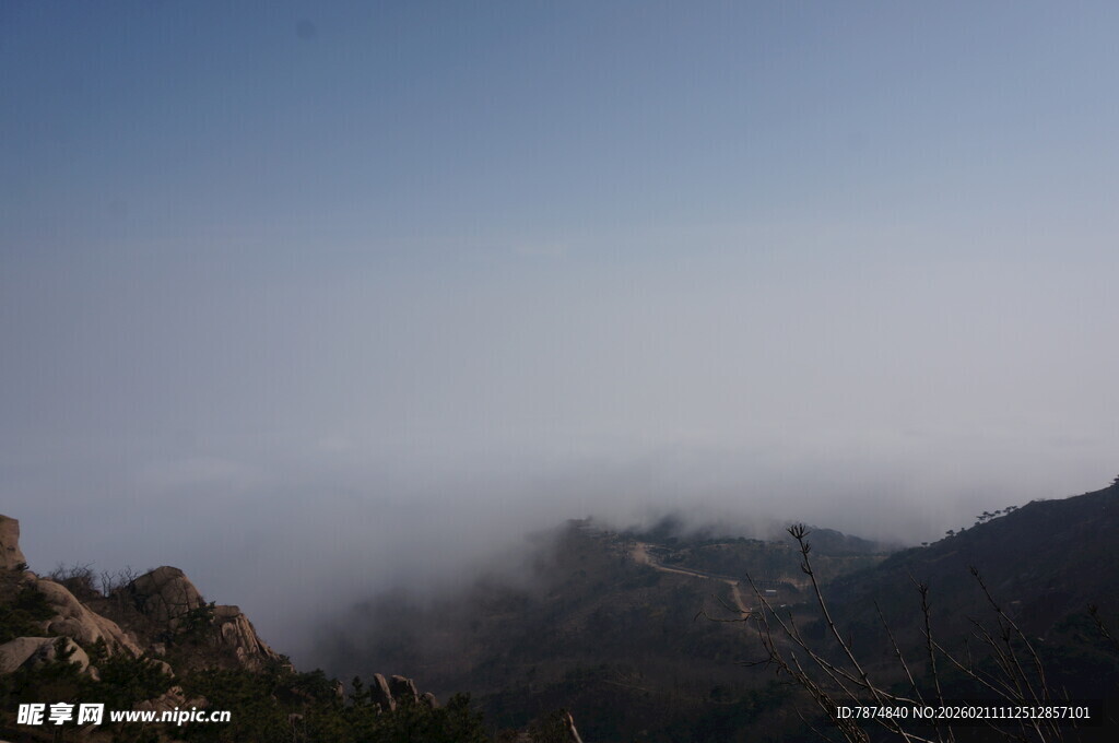 山间云雾缭绕美景