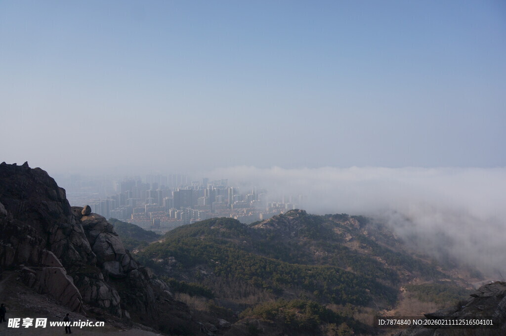 山峦云海间的壮美景色