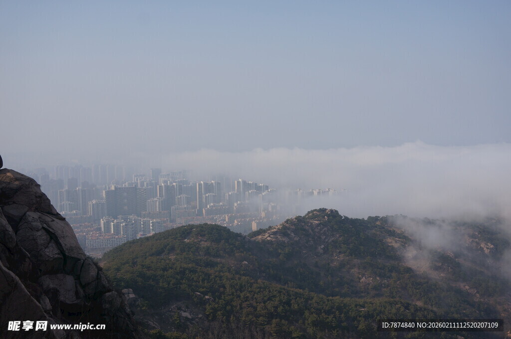 山峦云海间的壮美景色