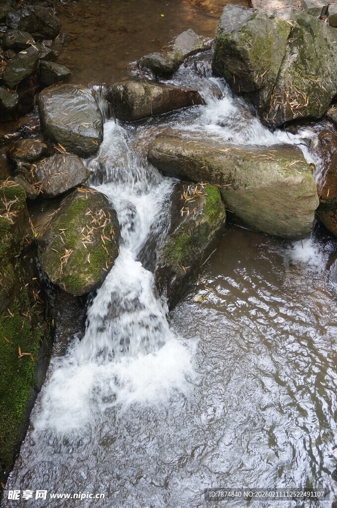 山间溪流潺潺过石景