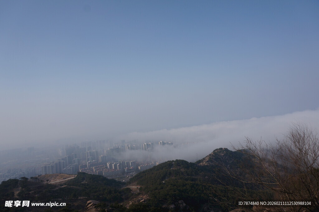 山峦云海间的壮丽景致