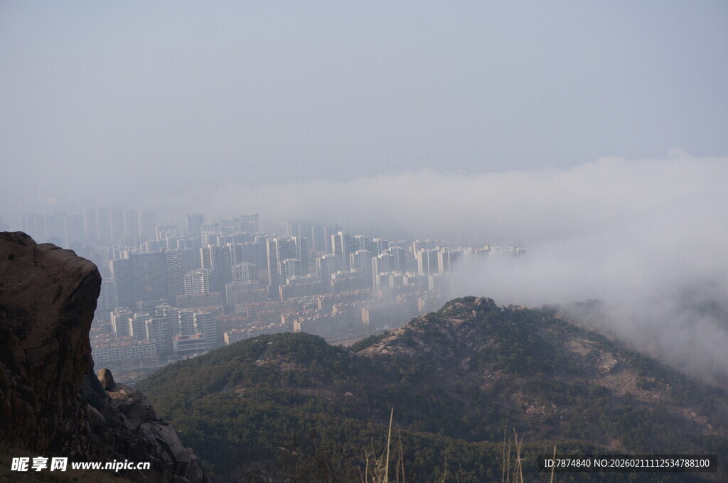 云雾缭绕中的城市山峦