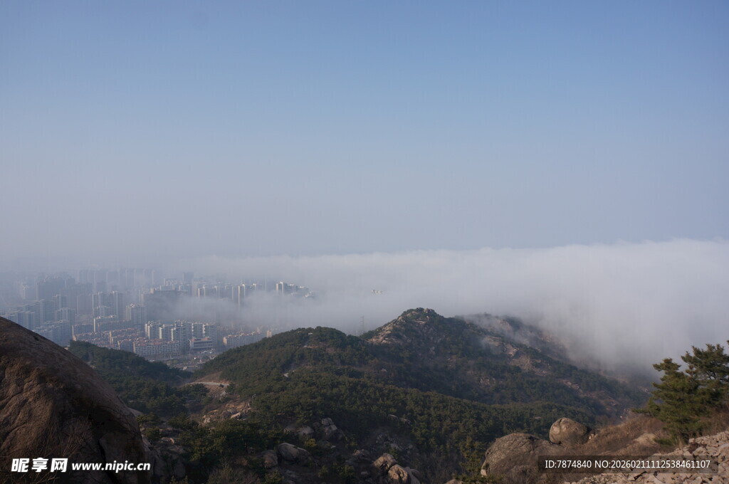 山峦云海间的壮美景观