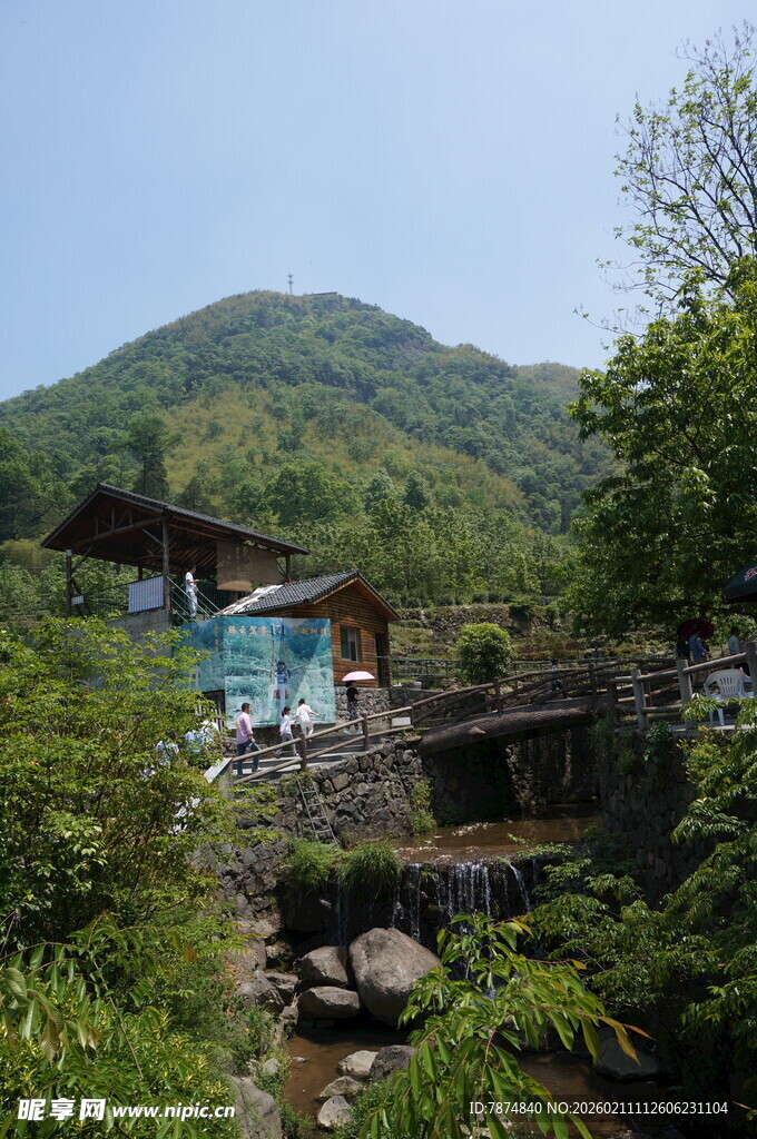 山间溪流旁的古朴建筑