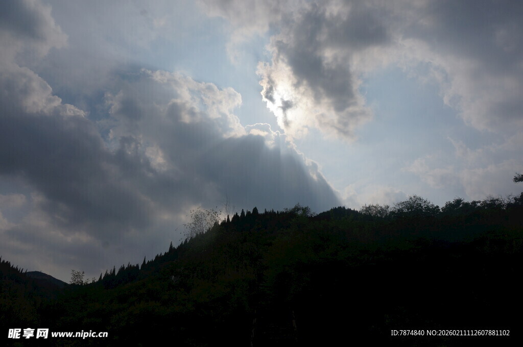 山间云隙透阳光美景