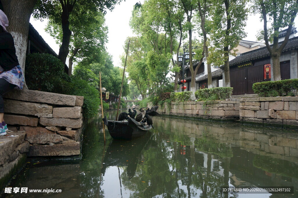 江南水乡河道小船景致