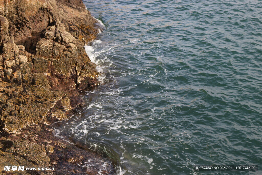 海边嶙峋岩石与波动海水