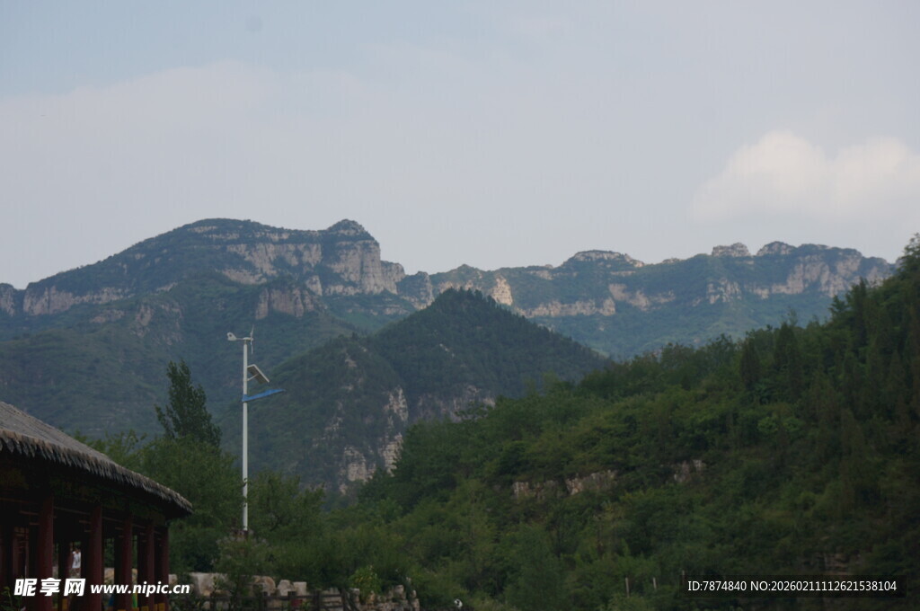 山间景色 远处山峦叠翠