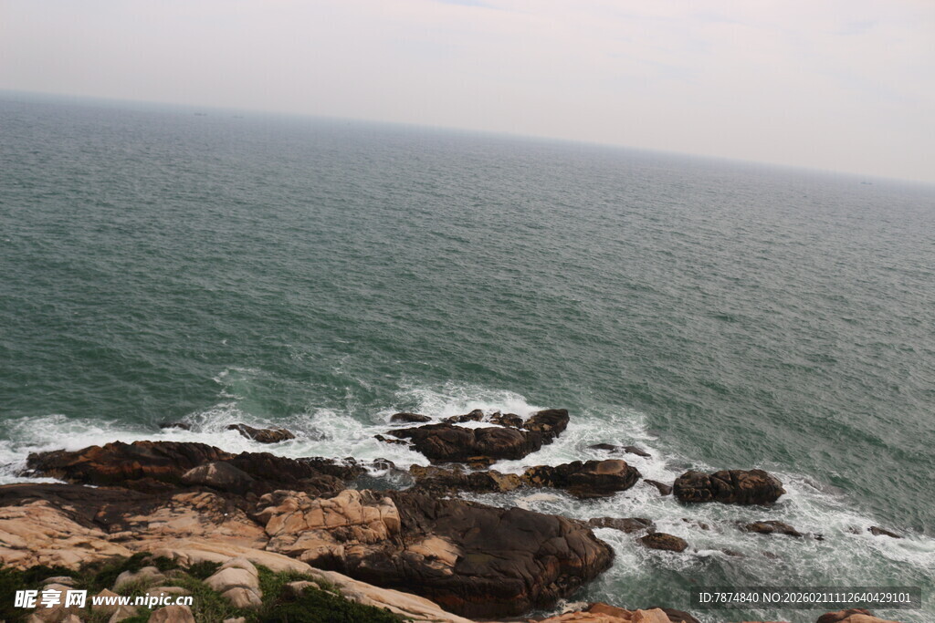 海边礁石与翻涌海浪