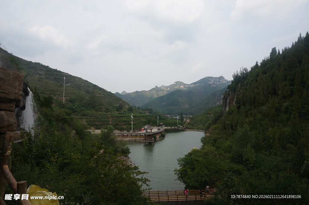 山间秀丽湖泊风景图