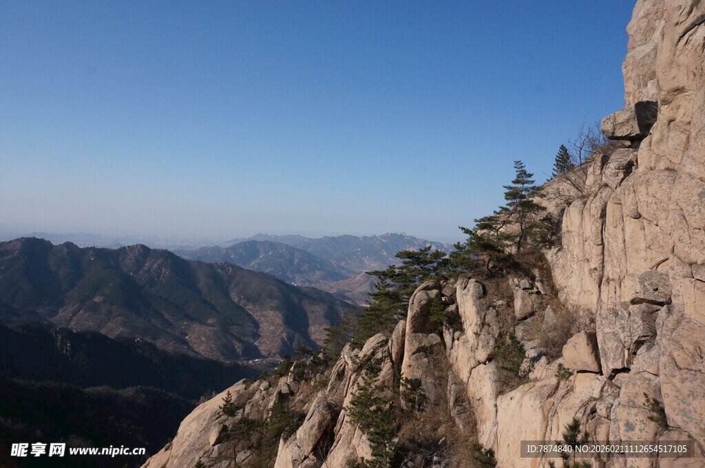 攀登陡峭山峰的壮丽景象