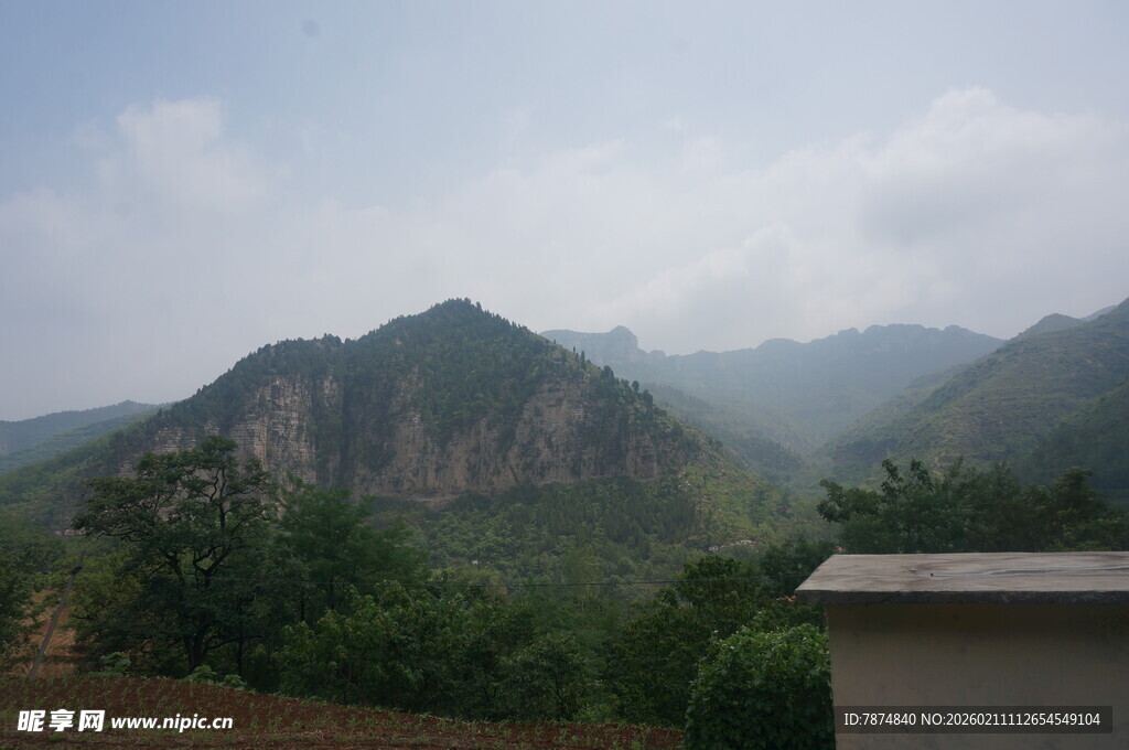 山峦云雾下的自然景致