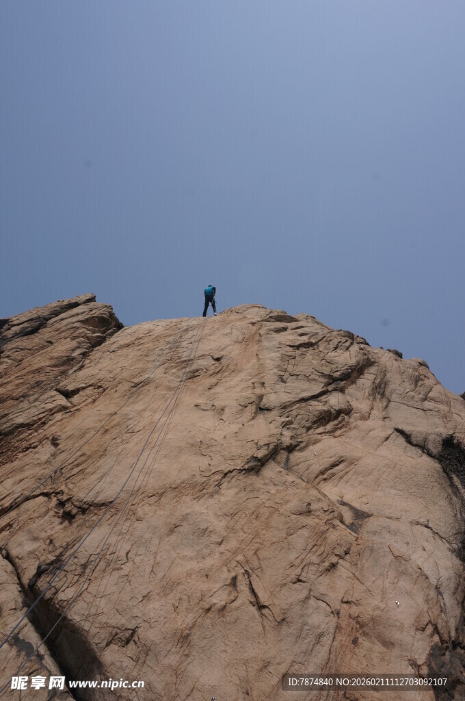 一人登顶岩石