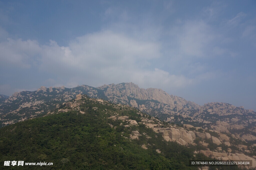山峦叠翠间的壮美风光