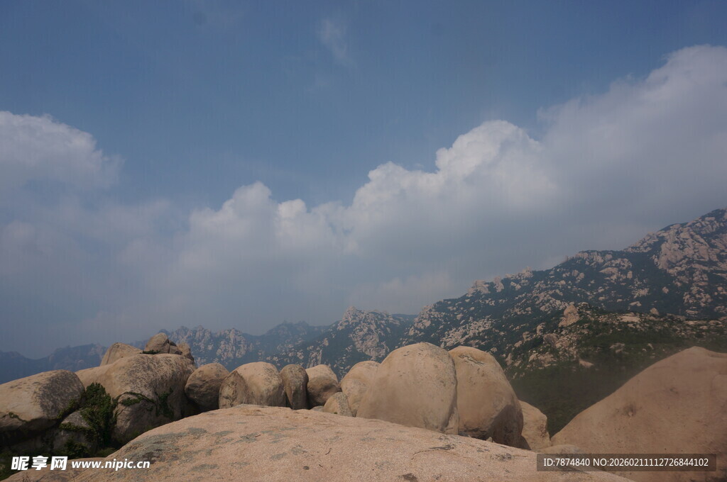 山间巨石与蓝天白云美景