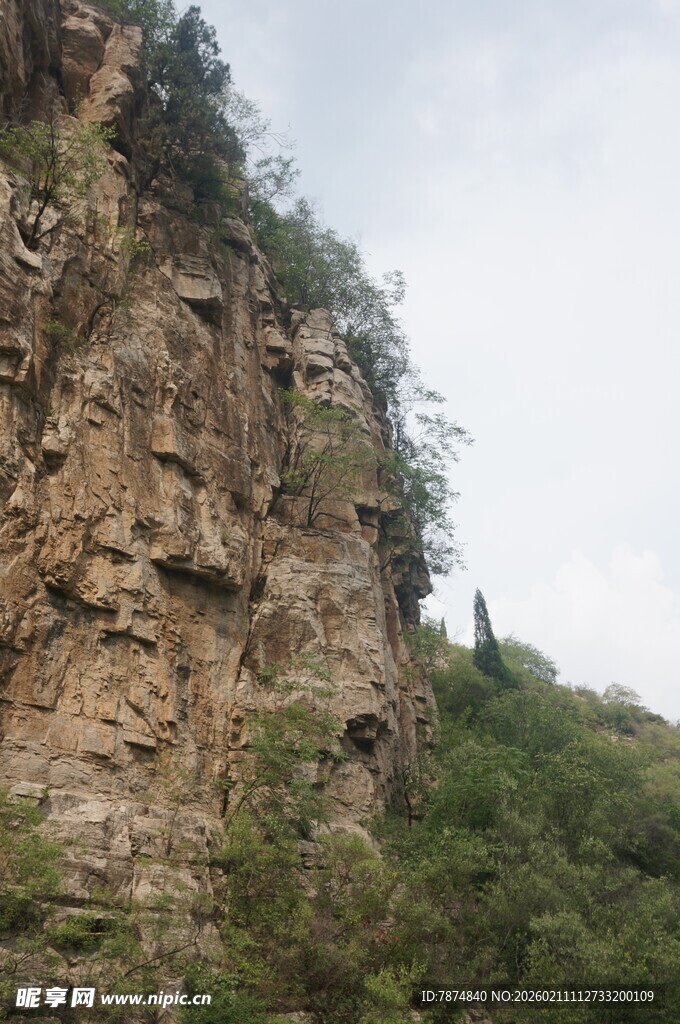 陡峭嶙峋的壮丽山壁