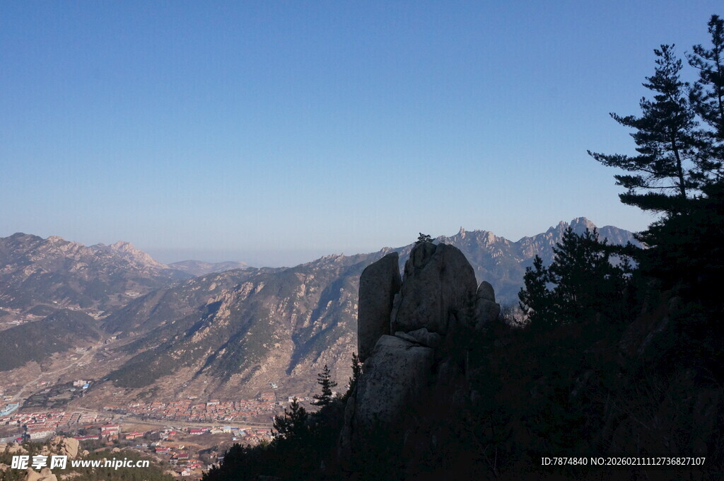 山巅远眺壮丽山峦景观