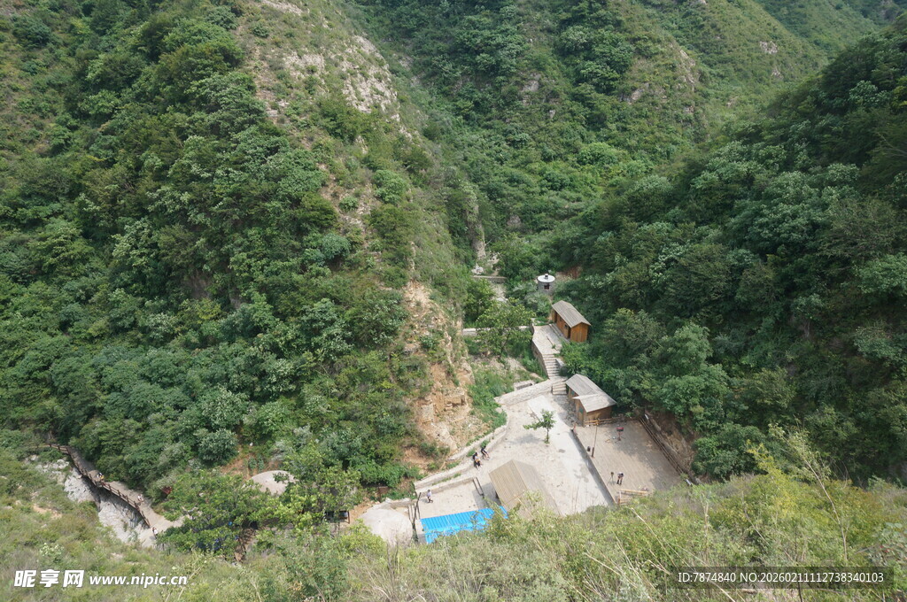 山谷中的蓝顶建筑