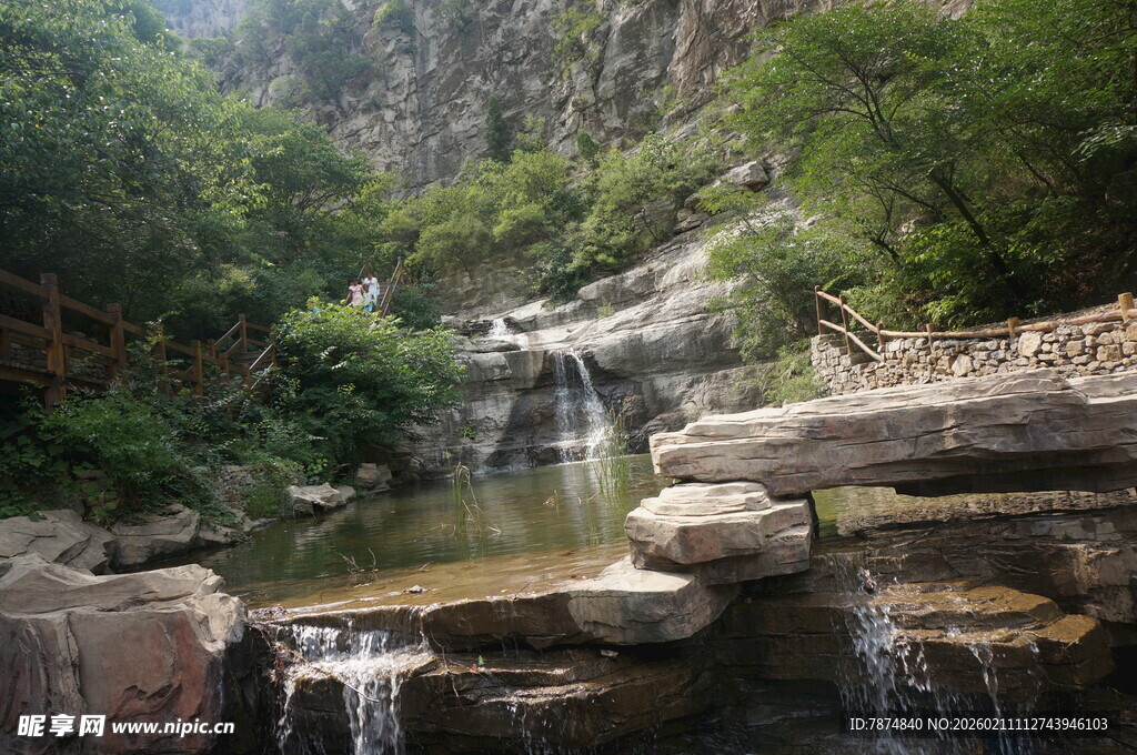 山间溪流瀑布自然美景