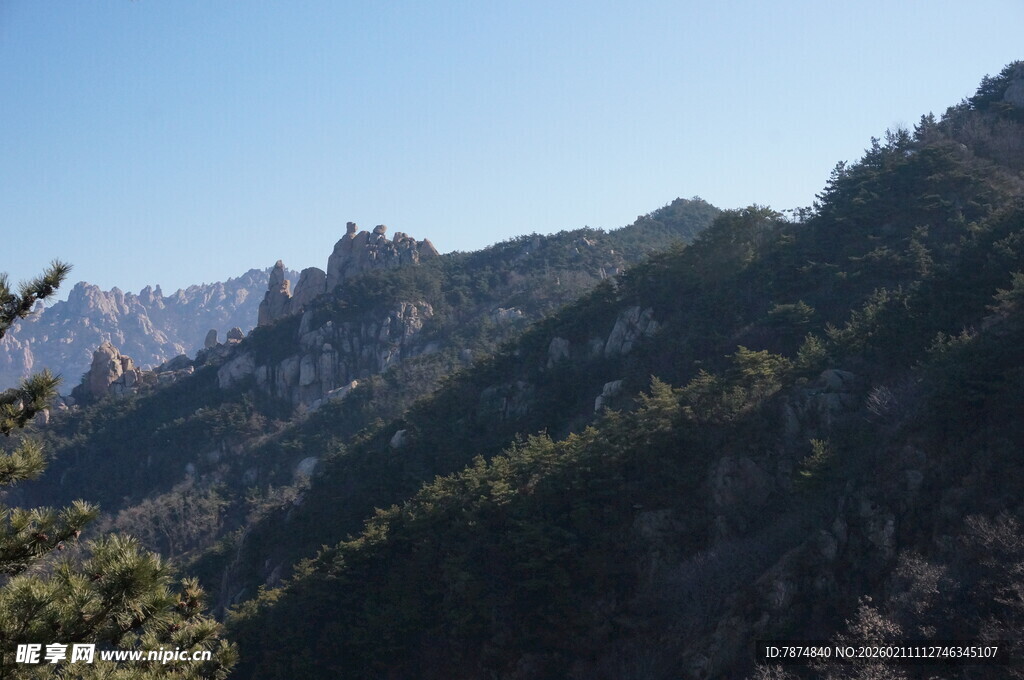 青山巍峨间的秀丽景致