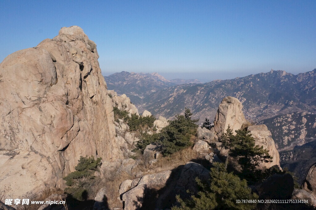 巍峨山峰景色壮丽