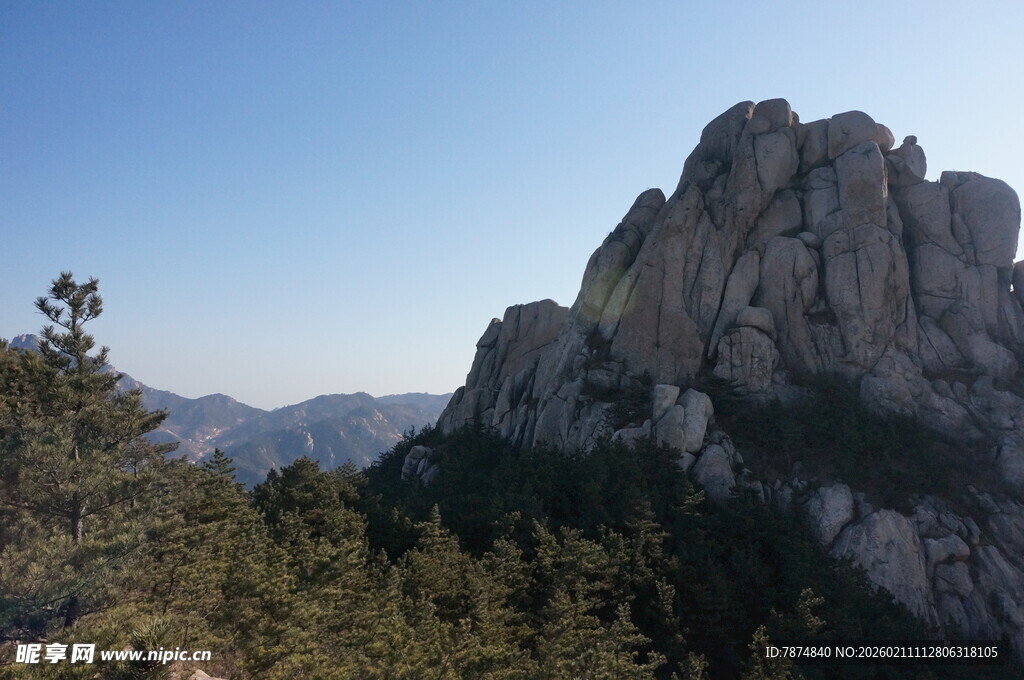 巍峨山峰与葱郁林木