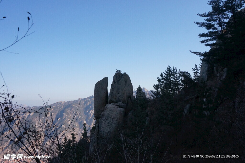 山间奇形岩石景观