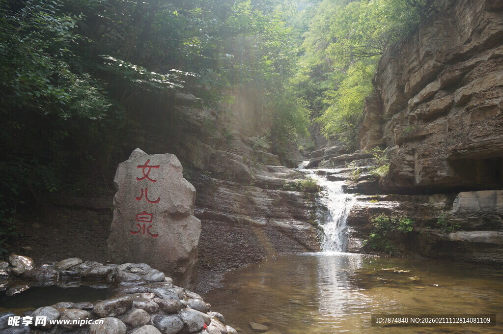 山间溪流旁的自然景致