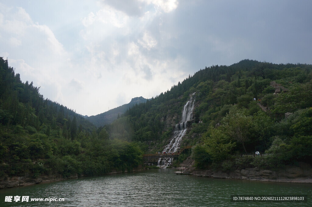 山水间的秀丽瀑布景观