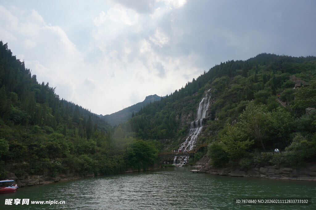 山水间的瀑布与泛舟美景