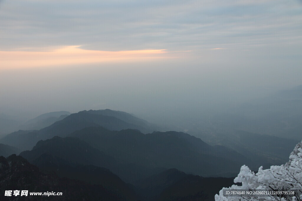 雾霭山峦间的朦胧景致