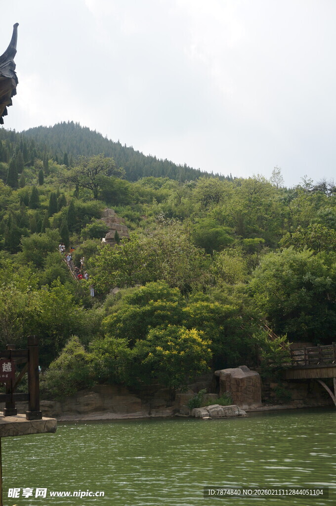 湖畔青山间的中式景致
