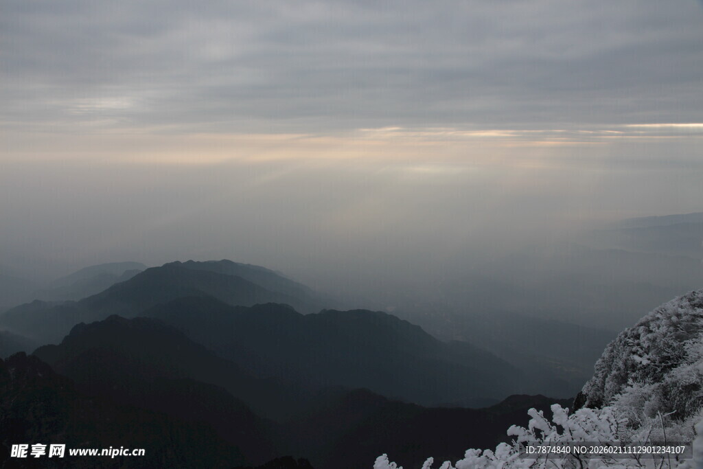 雪覆山峦间的朦胧景致