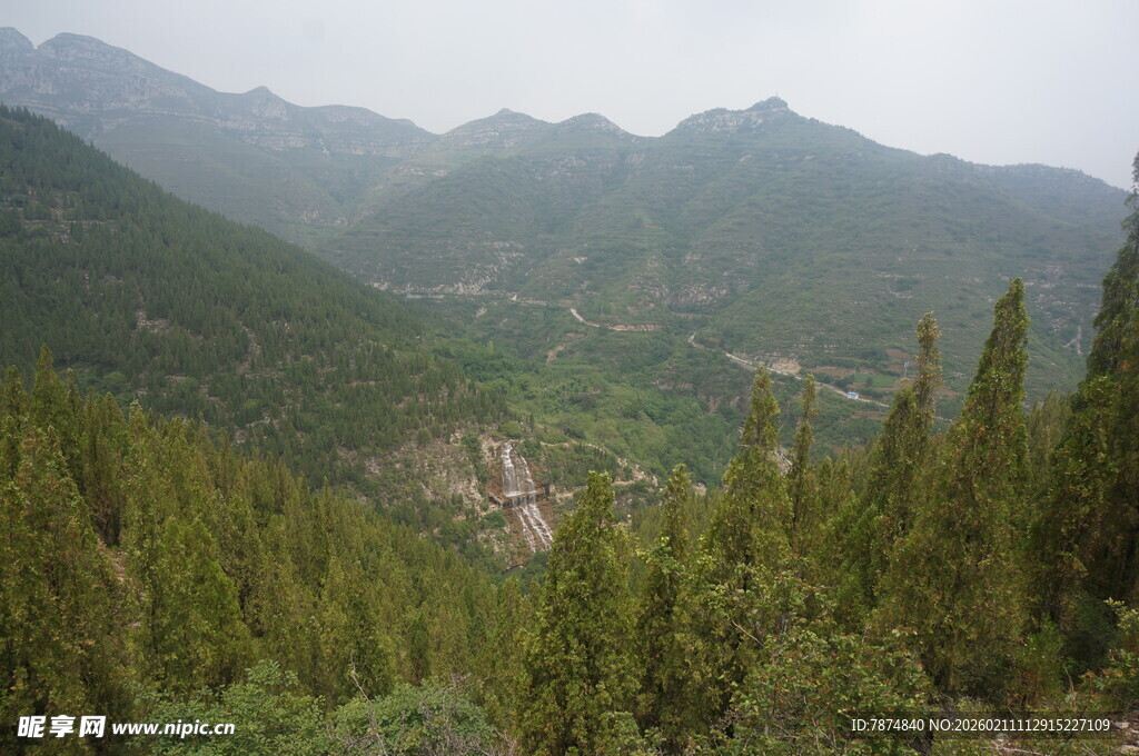 山间葱郁景色