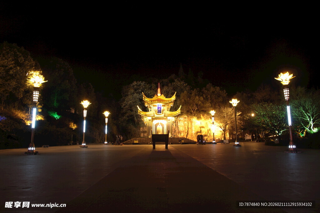 夜晚辉煌庙宇 璀璨灯火