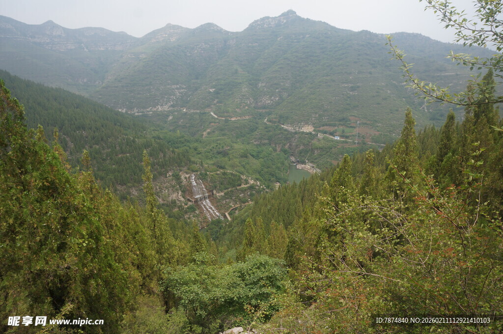 山峦葱郁的秀丽山间景色