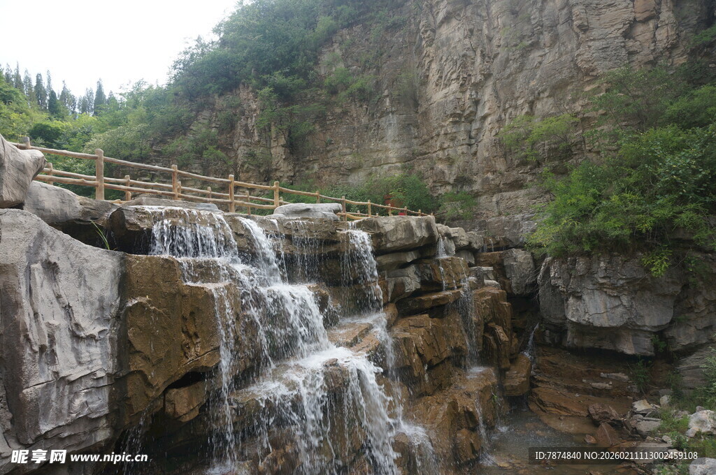 山间小瀑布景观