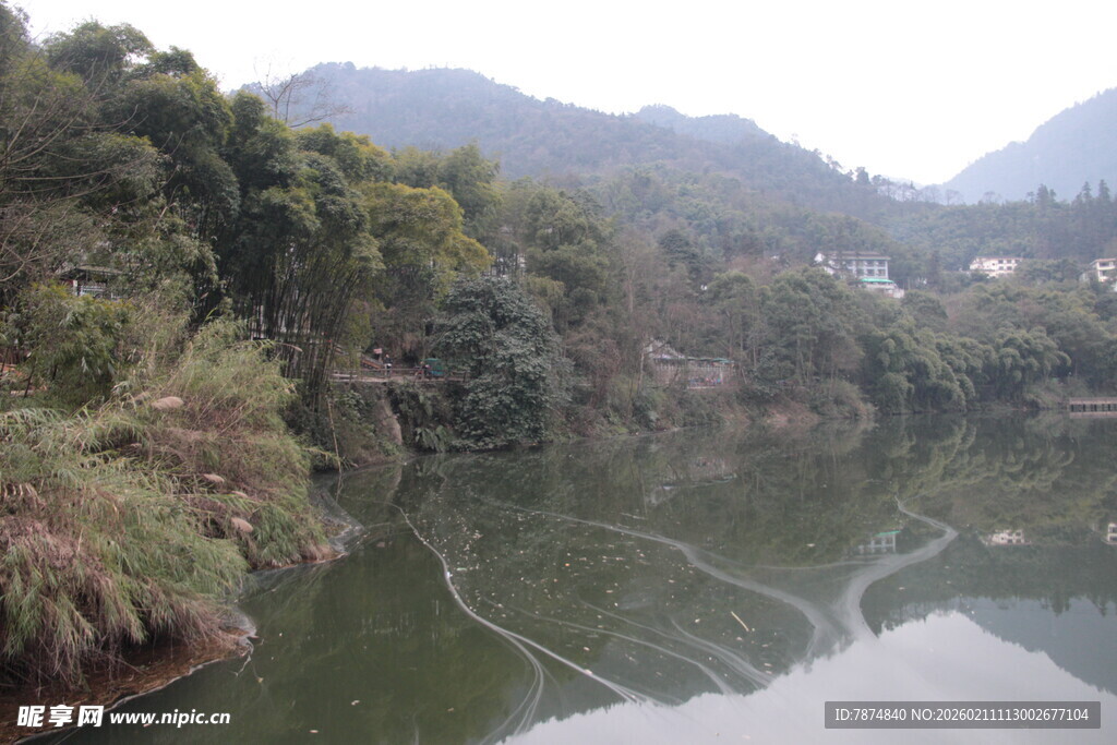 山间河流风景如画