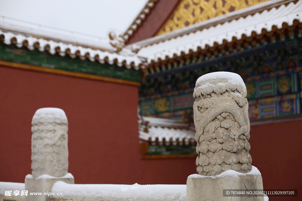 故宫雪景中的石栏杆与红墙