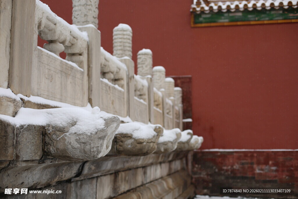 红墙雪覆石栏景