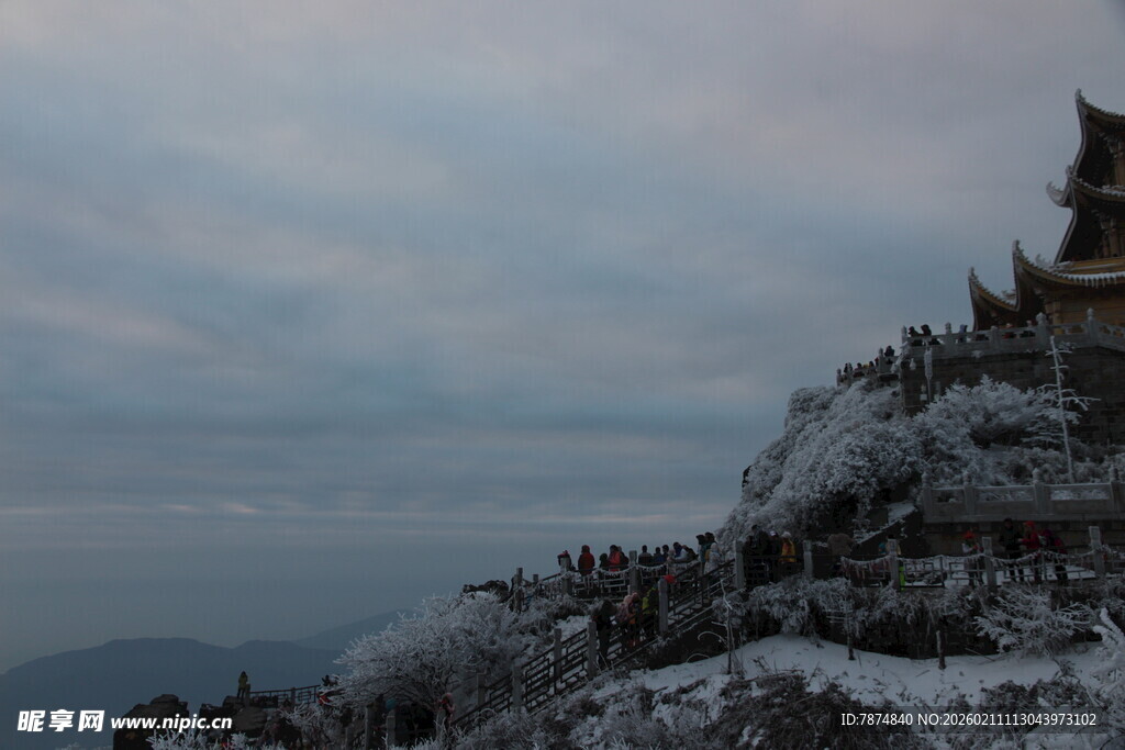 雪覆山峦上的古朴建筑