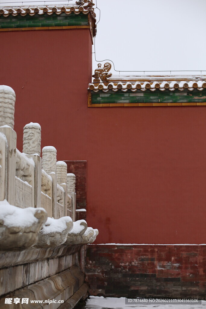 红墙雪景下的中式建筑构件