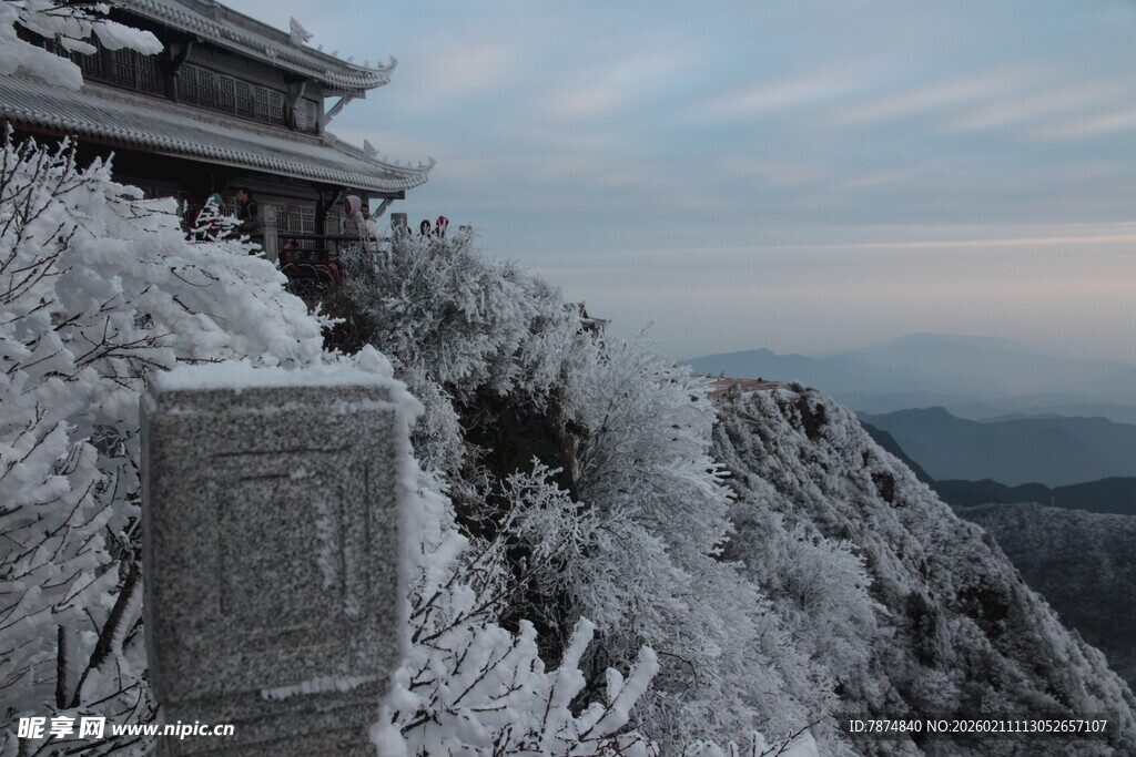 雪覆山峦古建筑景观