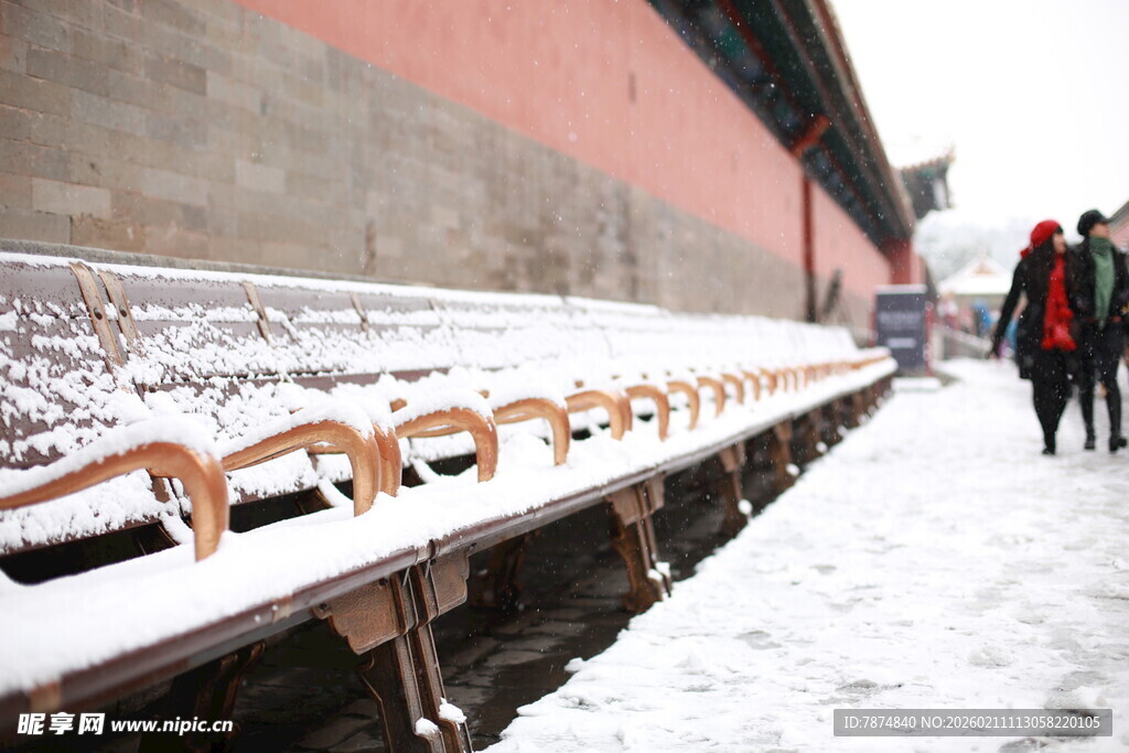 雪后故宫长椅旁行人漫步