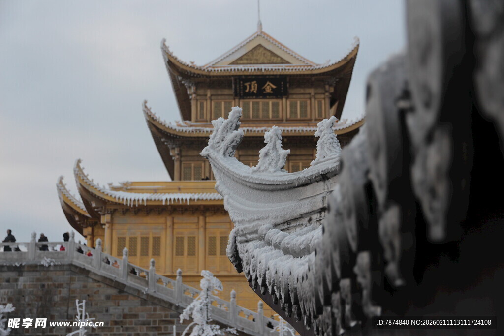中式古建筑与石兽景观