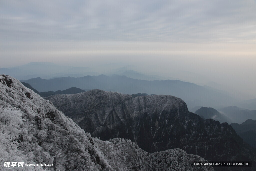 雪覆山峦的壮阔景致