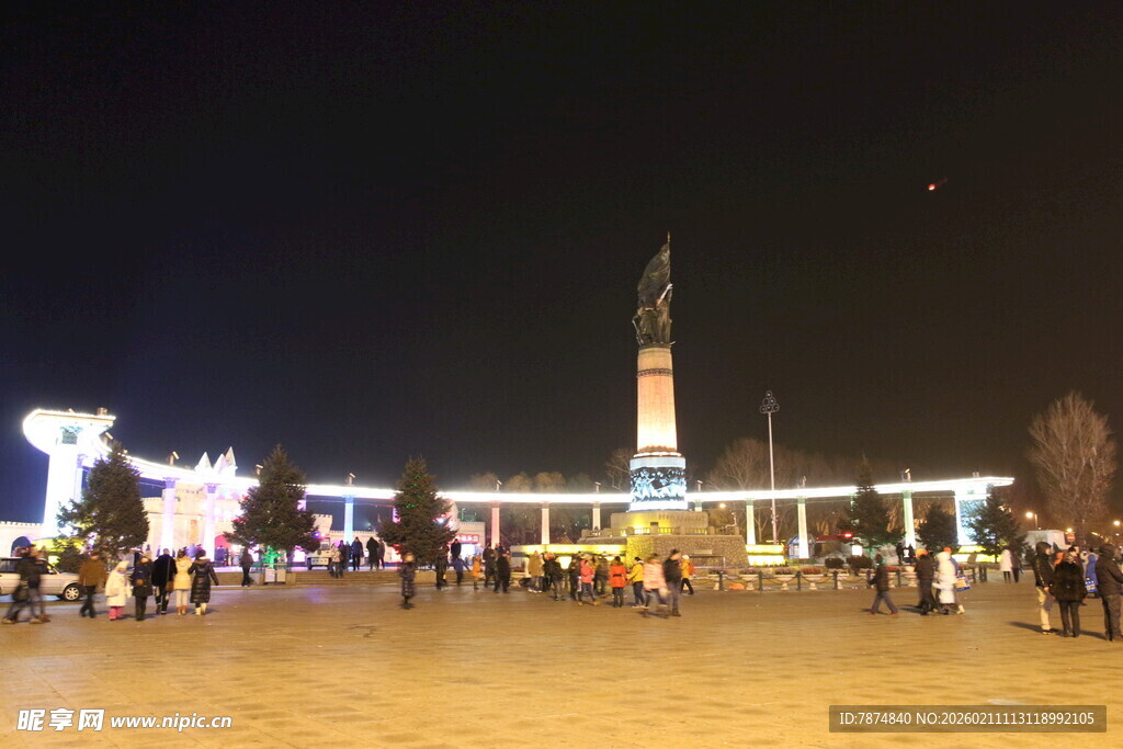 夜晚广场的热闹景象